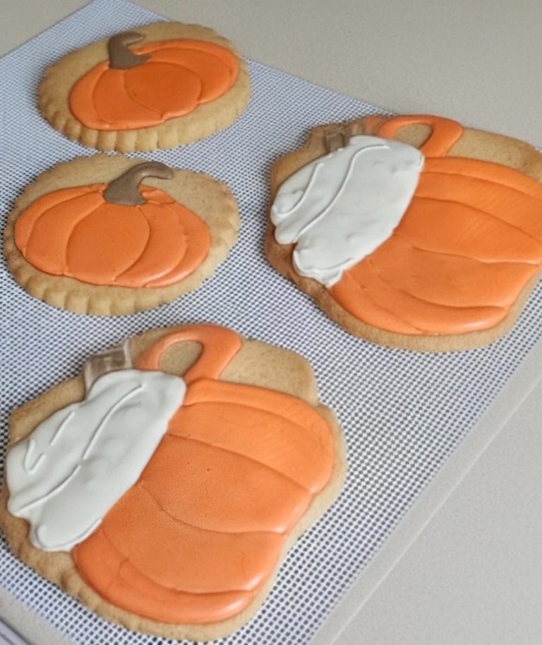 remise de diplome biscuits décorés Gâteaux en forme de chapeau de diplômé, diplôme et toge avec écharpe jaune.