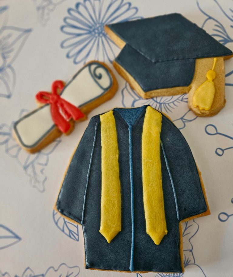 remise de diplome biscuits décorés Gâteaux en forme de chapeau de diplômé, diplôme et toge avec écharpe jaune.